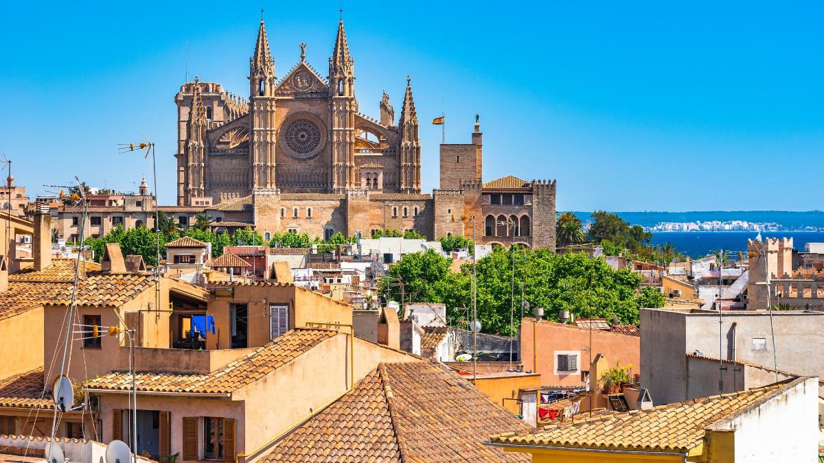 Exciting and romantic things to do in Mallorca, Spain - One-of-a-kind Romantic Game Walking Exploration Tour